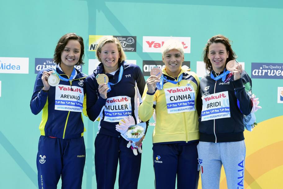 Il podio della 10 km donne. Da sinistra, la medaglia d’argento Samantha Arevalo (Ecuador), la vincitrice Aurelie Muller e le due medaglie di bronzo, Ana Cunha e Arianna Bridi (Ap)